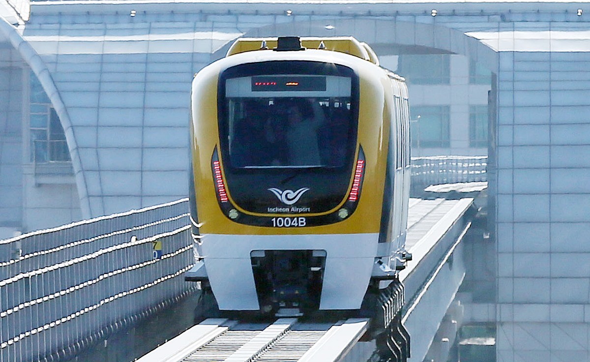 인천공항 자기부상열차 모습. 기사 이해를 돕기 위한 자료 사진. 인천공항 자기부상열차가 17일 인천 용유역에서 기념행사를 갖고 3년 3개월 만에 다시 운행을 시작했다. / 연합뉴스