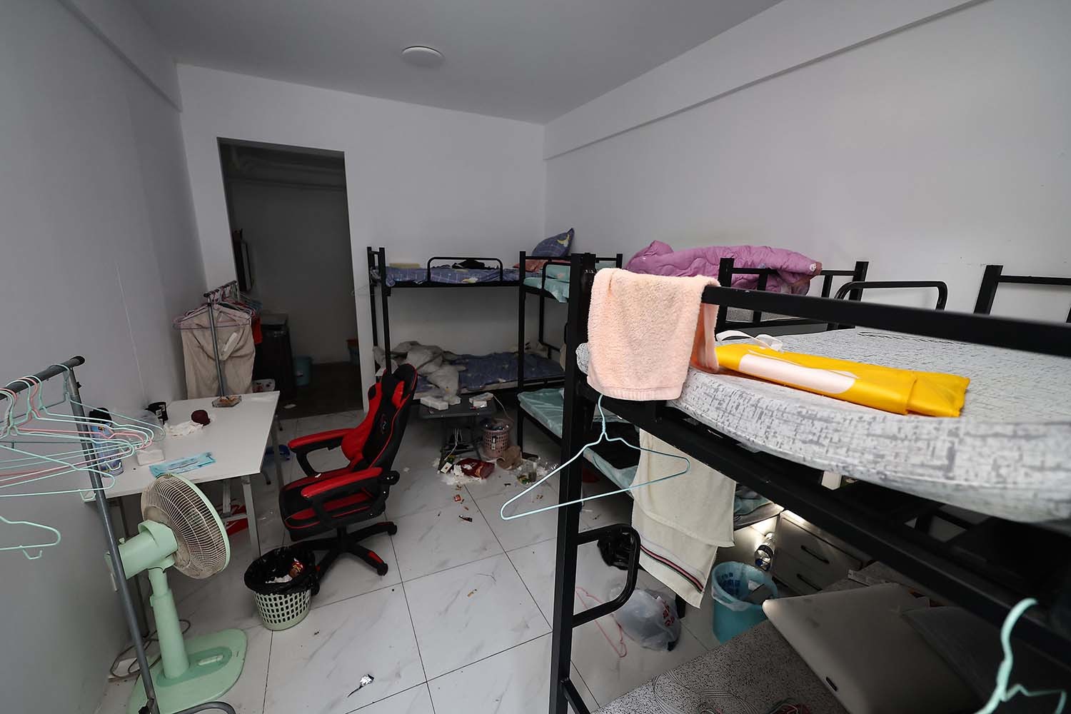 최근 캄보디아에서 한국인 대상 취업사기 및 감금 사건 등 각종 범죄에 연루된 사례가 수면 위로 드러나고 있다. 사진은 16일(현지시간) 캄보디아 프놈펜 인근 온라인스캠범죄단지인 태자단지 내부. / 뉴스1