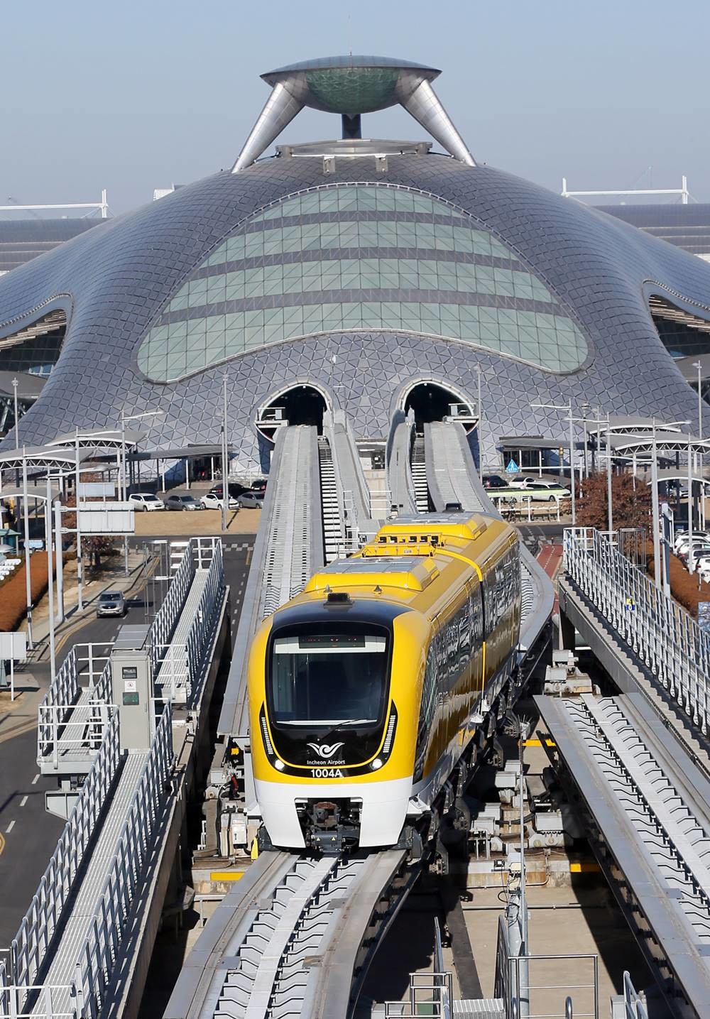 인천공항 자기부상열차 모습. 기사 이해를 돕기 위한 자료 사진. 인천공항 자기부상열차가 17일 인천 용유역에서 기념행사를 갖고 3년 3개월 만에 다시 운행을 시작했다. / 연합뉴스