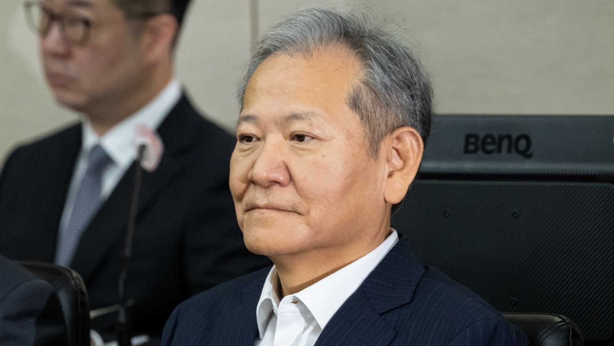 이상민 전 행정안전부 장관이 17일 서울 서초구 서울중앙지법에서 열린 내란 중요임무 종사 등 혐의 첫 공판기일에 출석해 피고인석에 앉아 있다. / 뉴스1