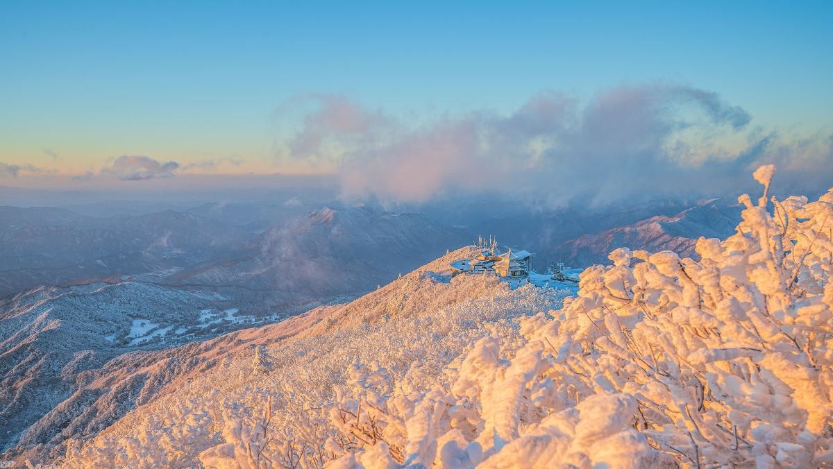 덕유산 국립공원. / Boontheang-shutterstock.com