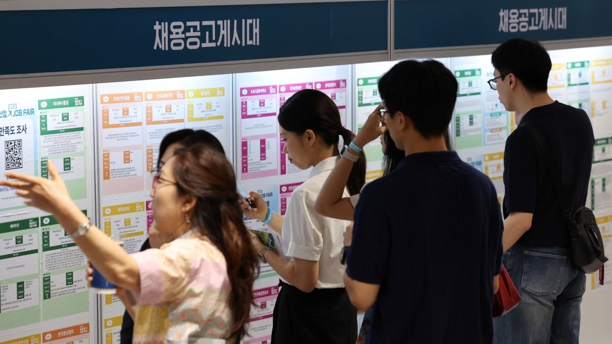 구직자들이 채용공고 게시대를 살펴보고 있는 모습. / 연합뉴스