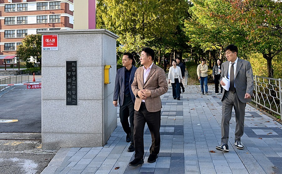 김동근 시장이 10월 16일 쌈지공원 일원에서 통학로 안전 확보와 주민 생활환경 개선을 위한 점검을 하고 있다