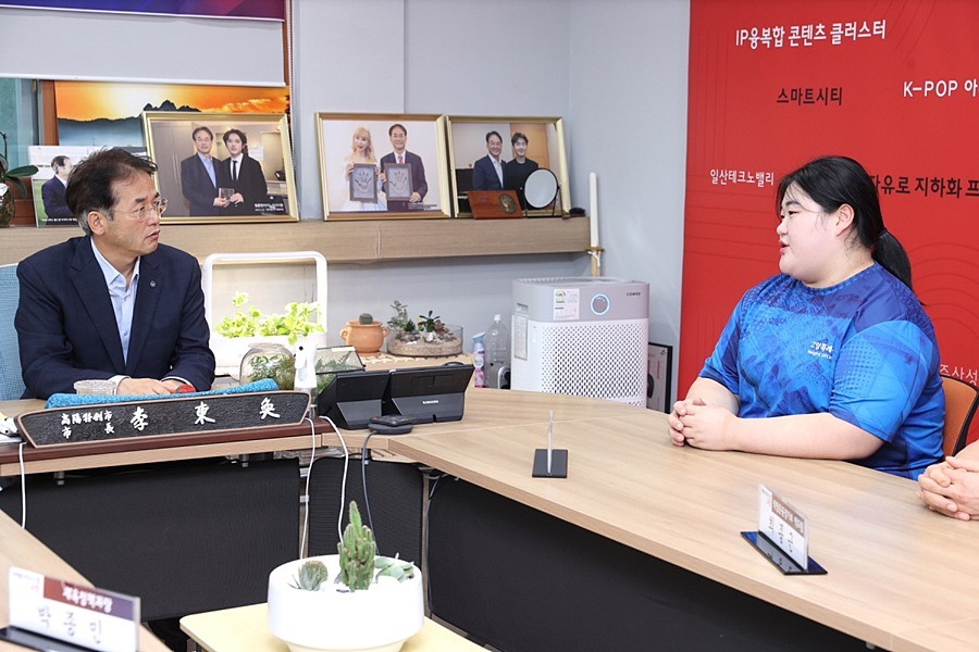이동환 고양특례시장과 박혜정 선수가 환담을 나누고 있다