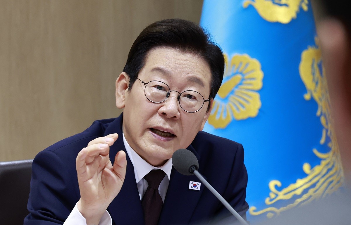 이재명 대통령 자료 사진. 이 대통령이 캄보디아에 다수의 한국인이 구금된 사태와 관련해 '캄보디아뿐 아니라 동남아 전체를 대상으로 하는 불법 구인 광고를 긴급히 삭제하라'라고 17일 긴급 지시했다. / 연합뉴스