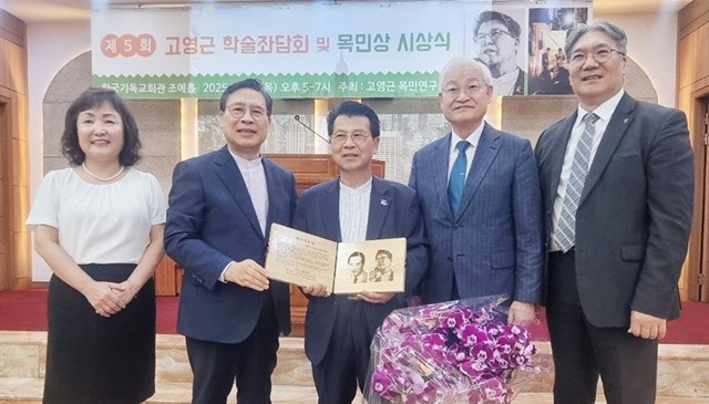 고성휘 이사장, 장헌일 목사, 장헌권 목사, 정성진 목사,  최상도 사무총장(왼쪽부터)이 기념촬영을 하고 있다.