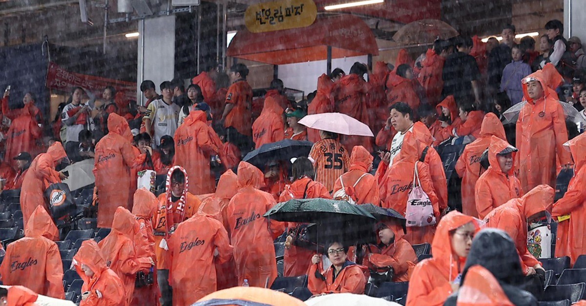 17일 대전 한화생명볼파크 열릴 예정이던 프로야구 2025 신한 SOL뱅크 KBO 플레이오프 1차전 삼성 라이온즈와 한화 이글스의 경기가 우천으로 취소, 관중들이 경기장을 빠져나가고 있다. / 뉴스1