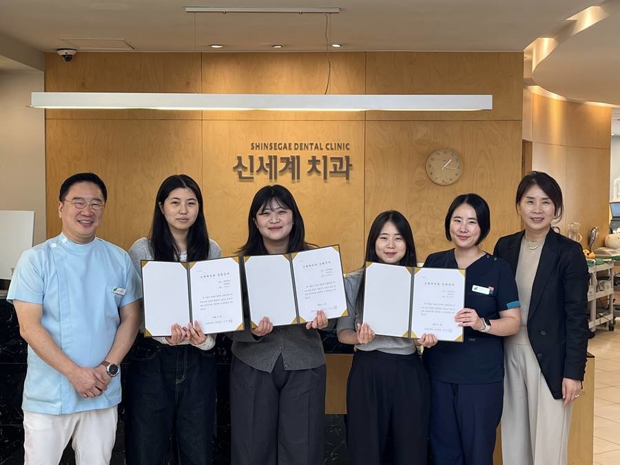 포항 신세계치과(대표원장 이재윤, 왼쪽)의 포항대학교 치위생과 재학생 대상 장학금 전달식/치과 제공