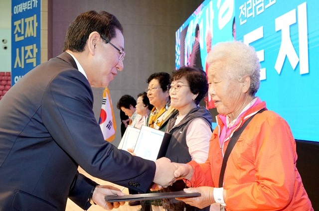 김영록 전라남도지사가 17일 화순 하니움문화스포츠센터에서 열린 ‘2025년 전라남도 평생교육 어울림의 날’ 행사에서 시화전에 입상한 어르신들을 격려하고 있다.