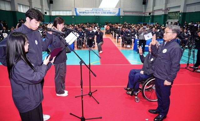 강기정 광주광역시장이 17일 오전 서구 장애인국민체육센터에서 열린 '제45회 전국장애인체육대회 광주선수단 결단식'에 참석해 선수대표 선서를 받고 있다./광주광역시 제공