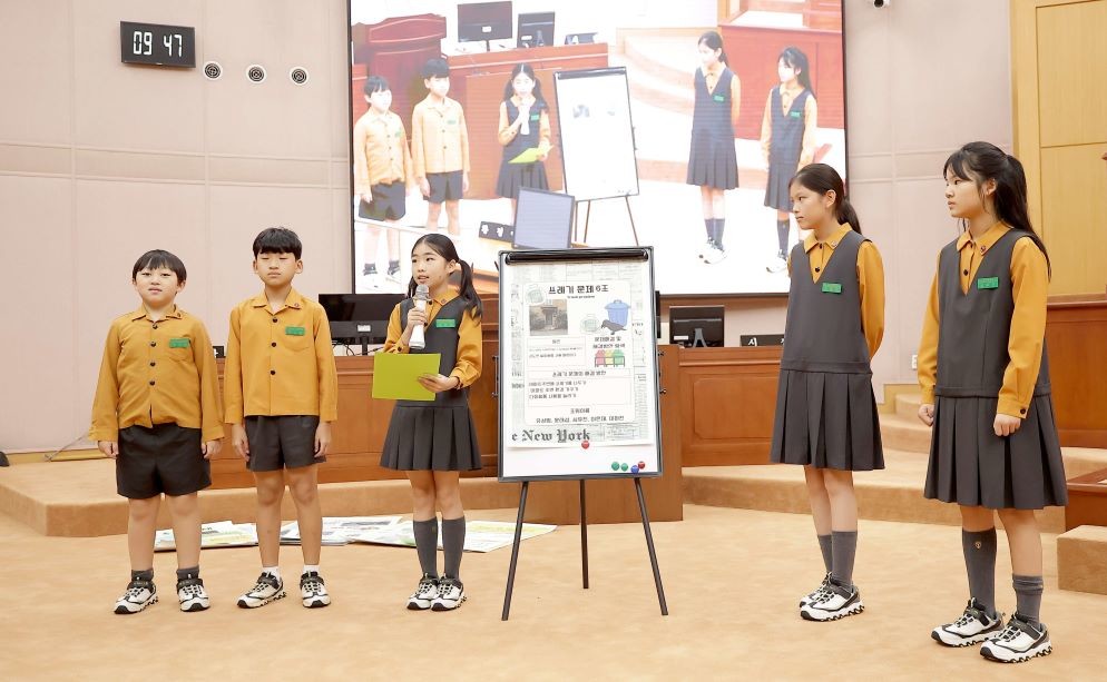 대전성모초등학교 4학년 대전시의회 견학-3_토론하는 성모초 학생들 / 대전시의회