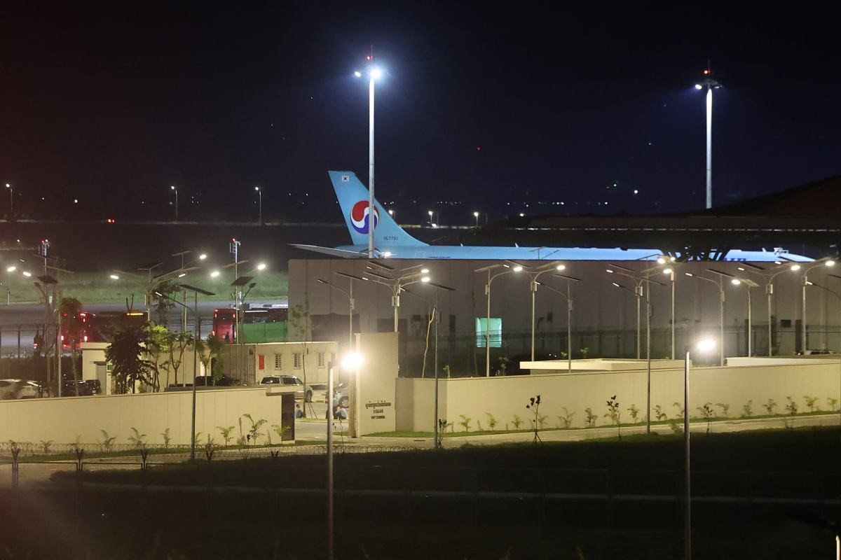 캄보디아 온라인 사기에 가담해 구금된 한국인들 탑승한 버스가 17일(현지시간) 캄보디아 프놈펜 인근 테초국제공항에서 송환을 위해 마련된 전세기로 향하고 있다. / 연합뉴스