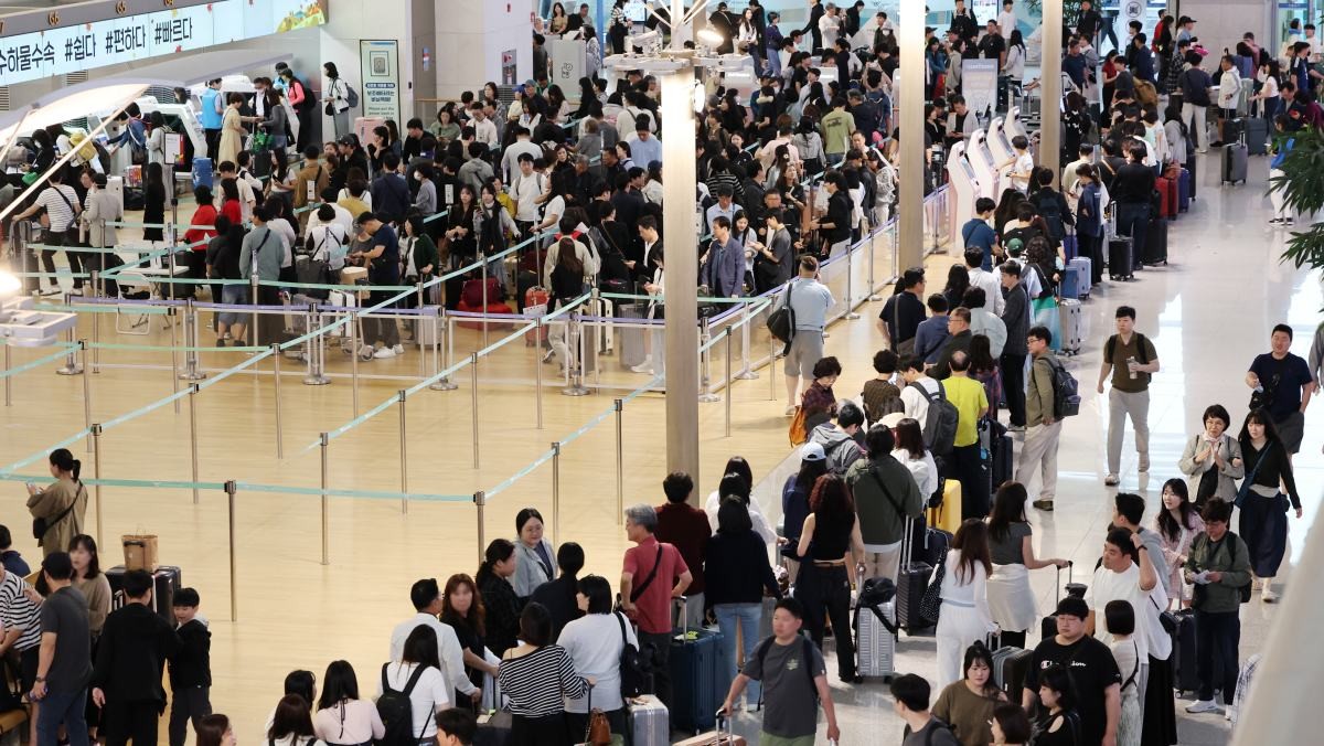 인천국제공항 제1여객터미널에서 여행객들이 탑승 수속을 위해 줄을 서고 있다. / 연합뉴스