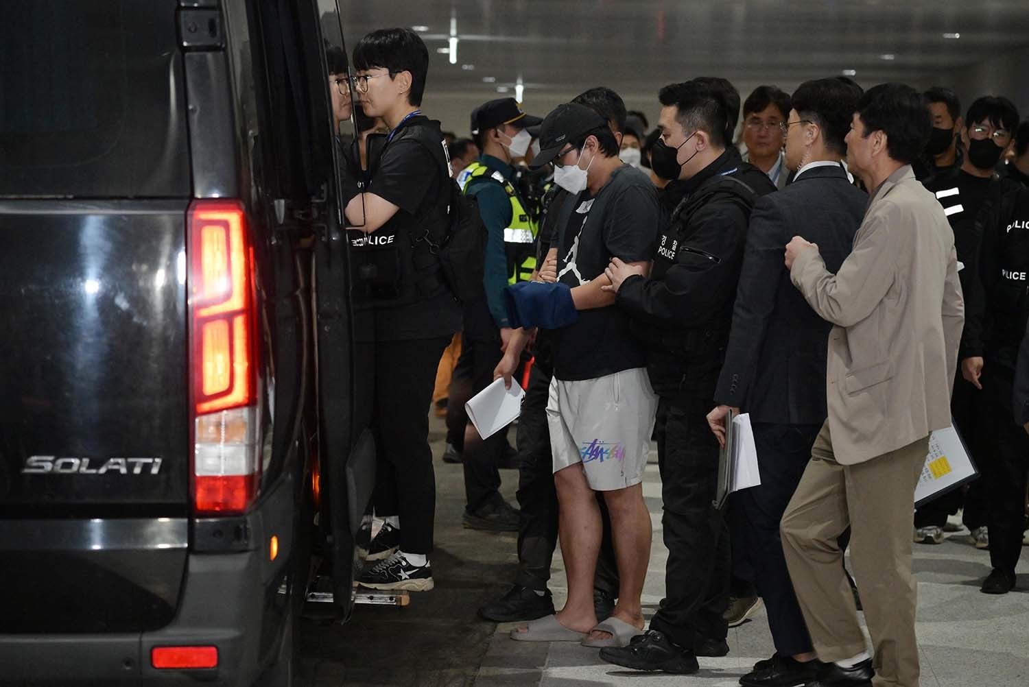 캄보디아 당국의 범죄단지 단속으로 적발돼 구금됐던 한국인들이 18일 오전 인천국제공항 2터미널을 통해 송환되고 있다. 이번 송환 대상자들은 이른바 '웬치'로 불리는 캄보디아 범죄단지에서 보이스피싱이나 로맨스 스캠(사기) 등 범죄에 가담한 혐의를 받고 있다. 이들은 호송 차량 23대 등을 타고 충남경찰청 등 6개 관할 경찰관서로 압송된다. / 뉴스1