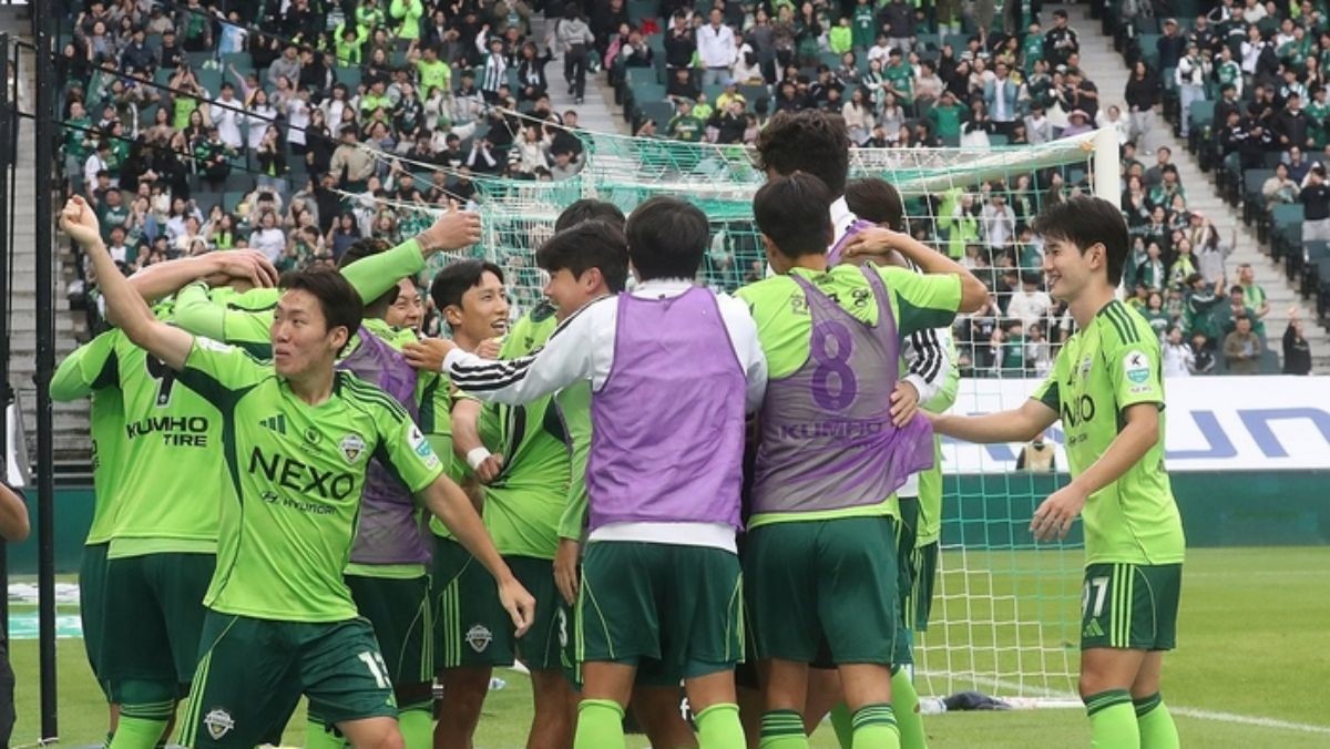 18일 전북 전주월드컵경기장에서 열린 2025 하나은행 K리그1 33라운드 전북 현대와 수원 FC의 경기. 후반전 전북 현대 티아고의 골에 선수들이 함께 환호하고 있다. / 연합뉴스