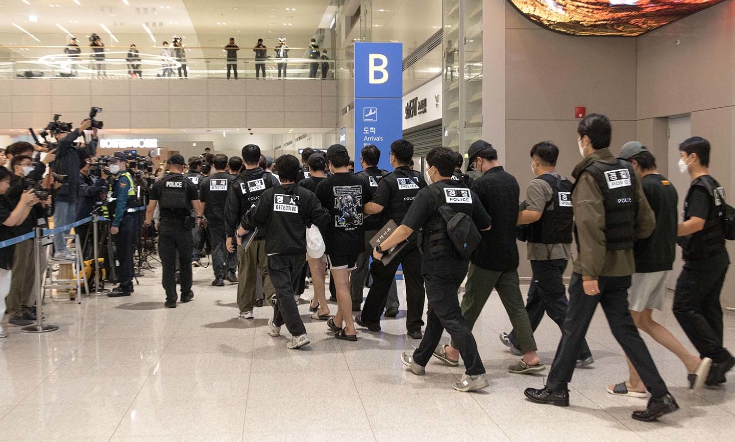 캄보디아 당국의 범죄단지 단속으로 적발돼 구금됐던 한국인들이 18일 오전 인천국제공항 2터미널을 통해 송환되고 있다. 이번 송환 대상자들은 이른바 '웬치'로 불리는 캄보디아 범죄단지에서 보이스피싱이나 로맨스 스캠(사기) 등 범죄에 가담한 혐의를 받고 있다. 이들은 호송 차량 23대 등을 타고 충남경찰청 등 6개 관할 경찰관서로 압송된다. / 뉴스1