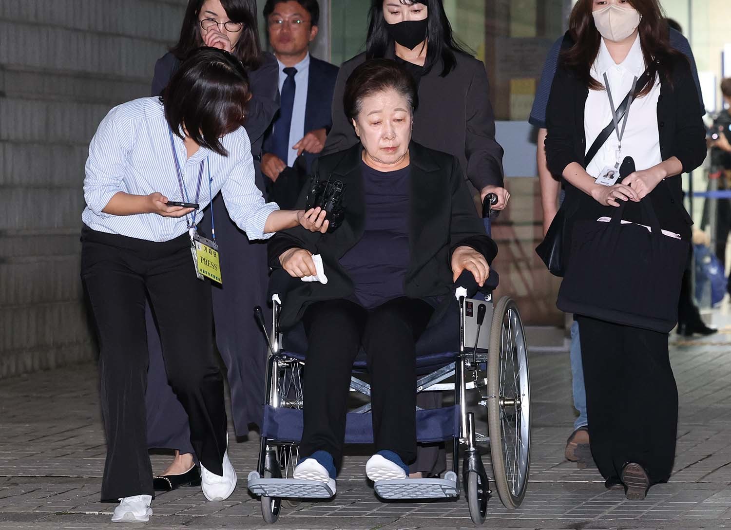 한학자 통일교 총재가 9월 22일 오후 서울 서초구 중앙지방법원에서 윤석열 전 대통령 부부에게 통일교 현안을 청탁했다는 의혹과 관련 구속 전 피의자 심문(영장실질심사)을 마친 뒤 대기 장소인 서울구치소로 향하고 있다. / 뉴스1(공동취재)