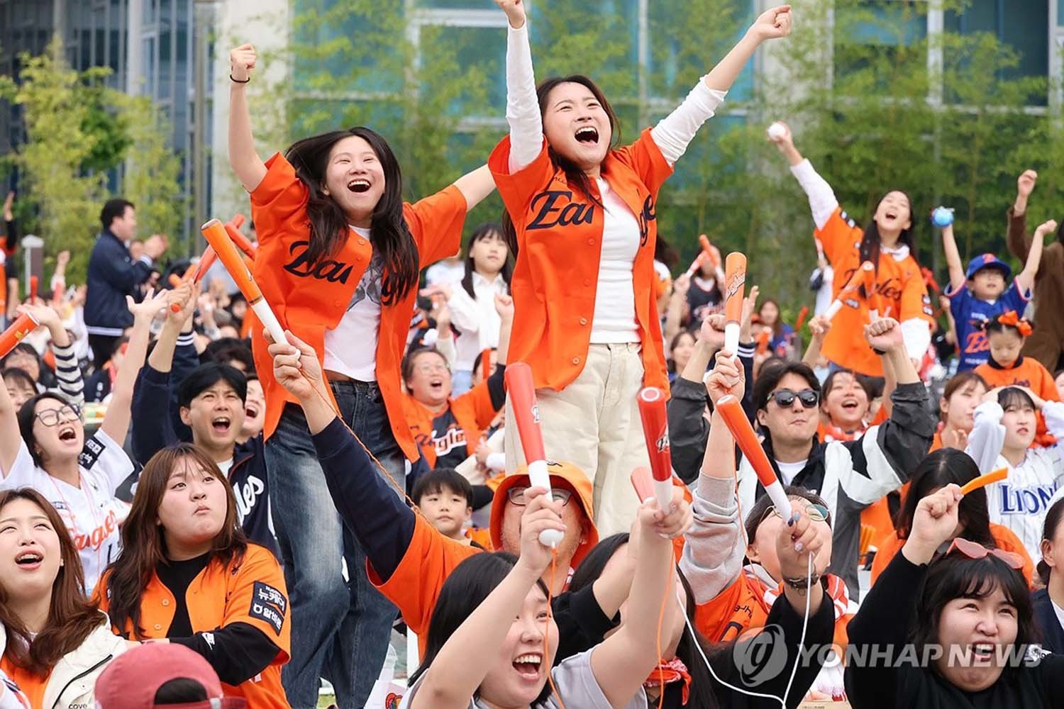 18일 오후 대전 국립중앙과학관 꿈이광장에서 대전시민들이 2025 KBO 프로야구 포스트시즌 플레이오프 1차전 삼성 라이온즈와 한화 이글스의 경기를 관람하고 있다. 6회말 무사 2루때 한화 손아섭이 2루타를 치자 팬들이 환호하고 있다. / 연합뉴스