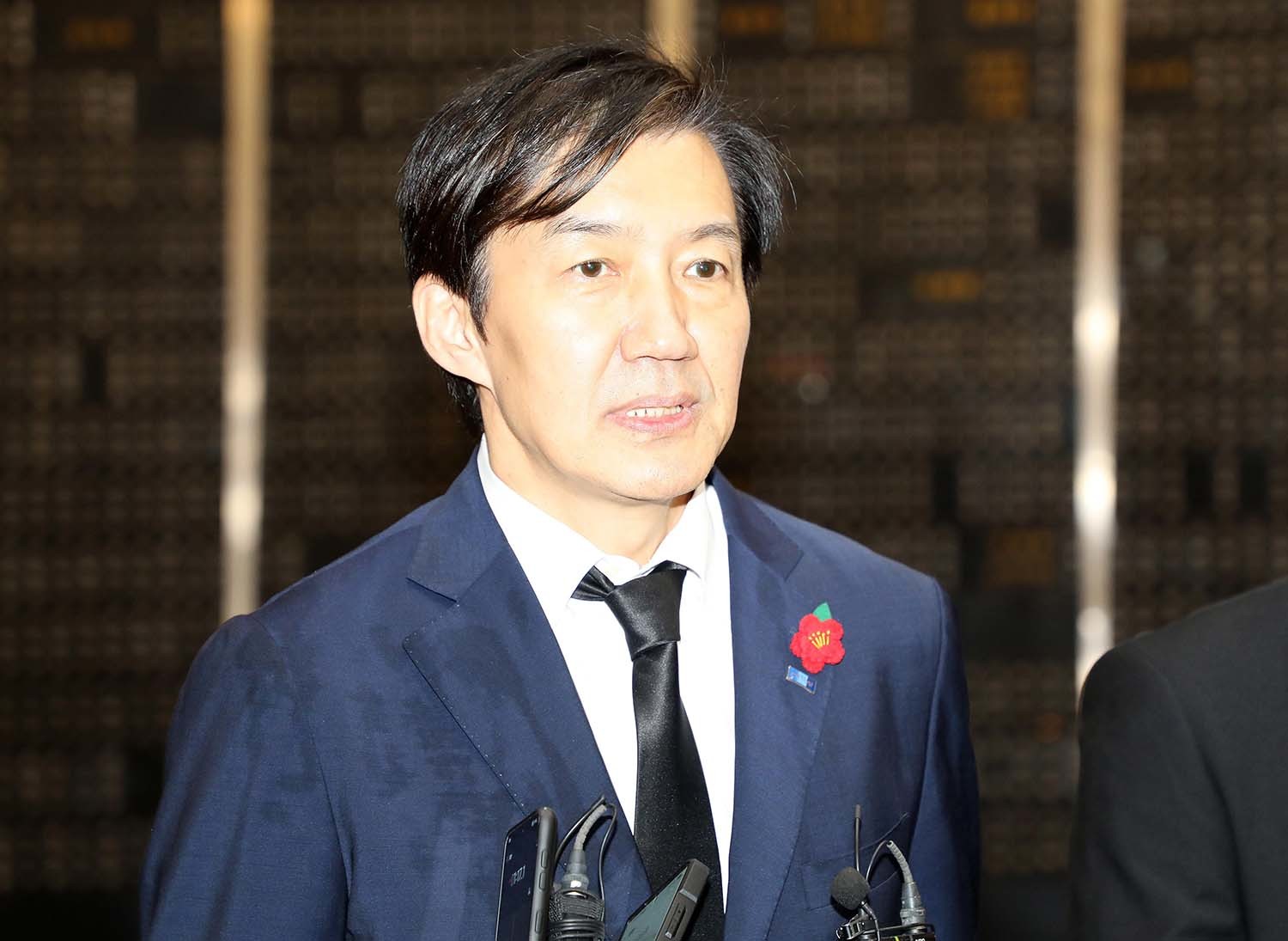 조국 조국혁신당 비상대책위원장이 18일 오전 제주시 봉개동 제주4·3평화공원에서 취재진의 질문에 답변하고 있다. / 뉴스1