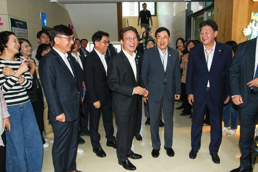 17일 오전 경주시청 로비에서 김민석 국무총리와 주낙영 경주시장이 직원들의 환영 속에 웃음을 짓고 있다./경주시