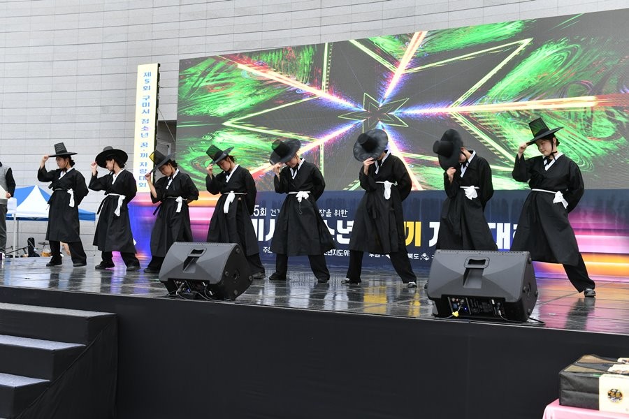 지난 18일 구미 새마을운동테마공원 잔디광장에 열린 2025년 청소년 꿈·끼 자랑대회에서 청소년 경연대회 참가 댄스팀이 춤을 선보이고 있다. / 구미시 제공
