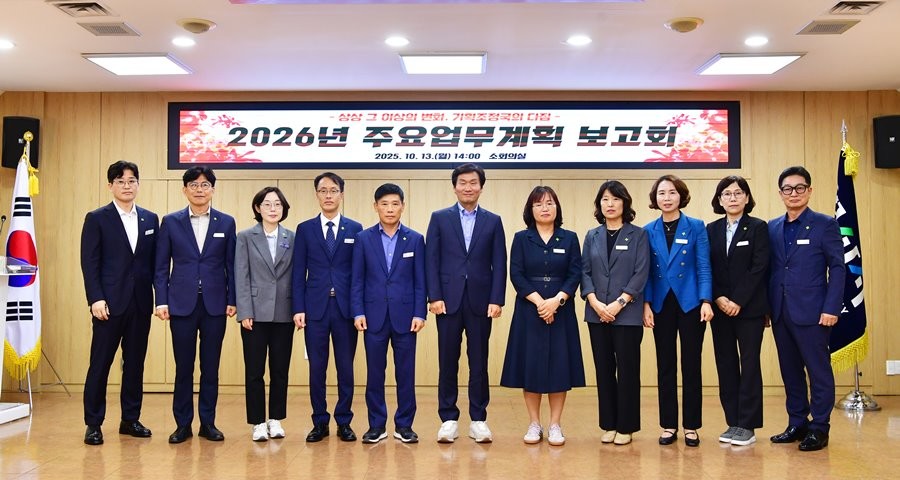 최근 4일간 경산시청 소회의실에서 열린 2026년 주요업무계획 보고회에 참석한 조현일 경산시장(가운데)과 시 관계자들이 기념촬영을 하고 있다. / 경산시 제공