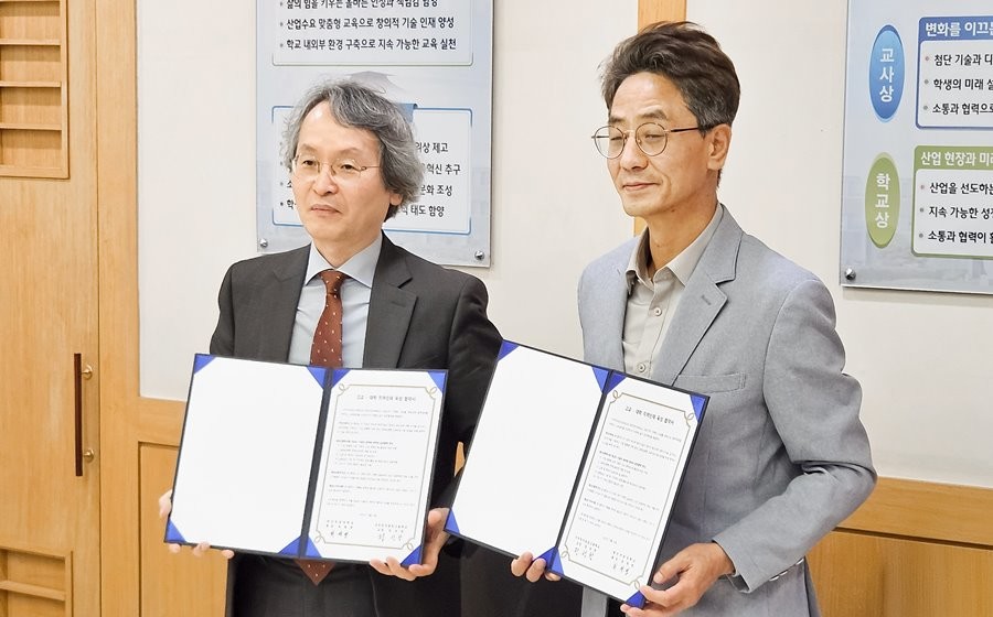 박종백 영진전문대학교 부총장(왼쪽), 정성창 구미전자공고 교장이 기업맞춤형 인재양성을 위한 협약협약 체결 후 기념 촬영을 하고 있다. / 영진전문대 제공