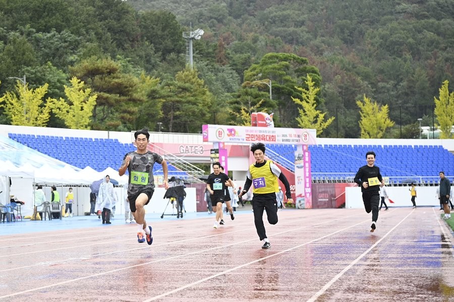 지난 18일 대구 달성종합스포츠파크에서 열린 제30회 대구 달성군민의 날 기념 군민체육대회에서 육상 참가 선수들이 경기를 치르고 있다. / 대구 달성군 제공