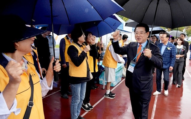 김영록 전라남도지사가 18일 광주광역시 상무시민공원에서 열린 ‘재광완도군향우회 제13회 한마음체육대회’ 행사에서 향우회원들을 격려하고 있다.