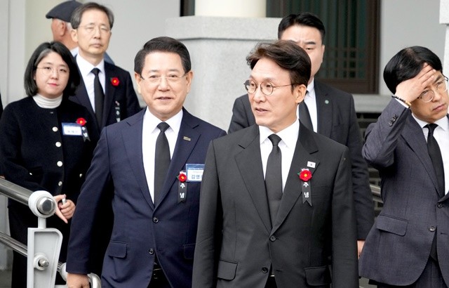 김영록 전라남도지사가 19일 구례군 지리산역사문화관에서 열린 ‘여순사건 제77주기 합동추념식’ 행사에서 김민석 국무총리와 입장하고 있다.