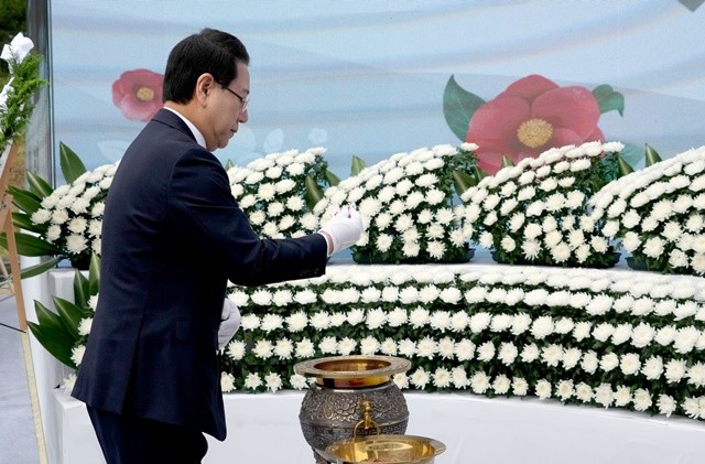 김영록 전라남도지사가 19일 구례군 지리산역사문화관에서 김민석 국무총리를 비롯한 유족들이 참석한 가운데 열린 ‘여순사건 제77주기 합동추념식’ 행사에서 헌화, 분향을 하고 있다.
