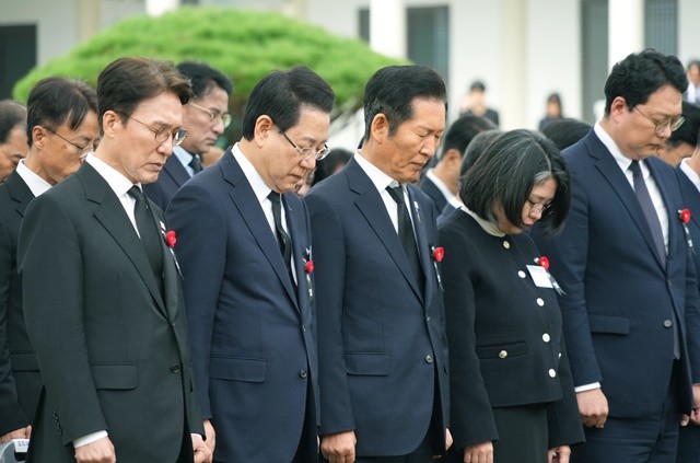 김영록 전라남도지사가 19일 구례군 지리산역사문화관에서 열린 ‘여순사건 제77주기 합동추념식’ 행사에서 김민석 국무총리, 정청래 민주당 대표 등 국회의원들과 희생자들에 대한 묵념을 하고 있다.
