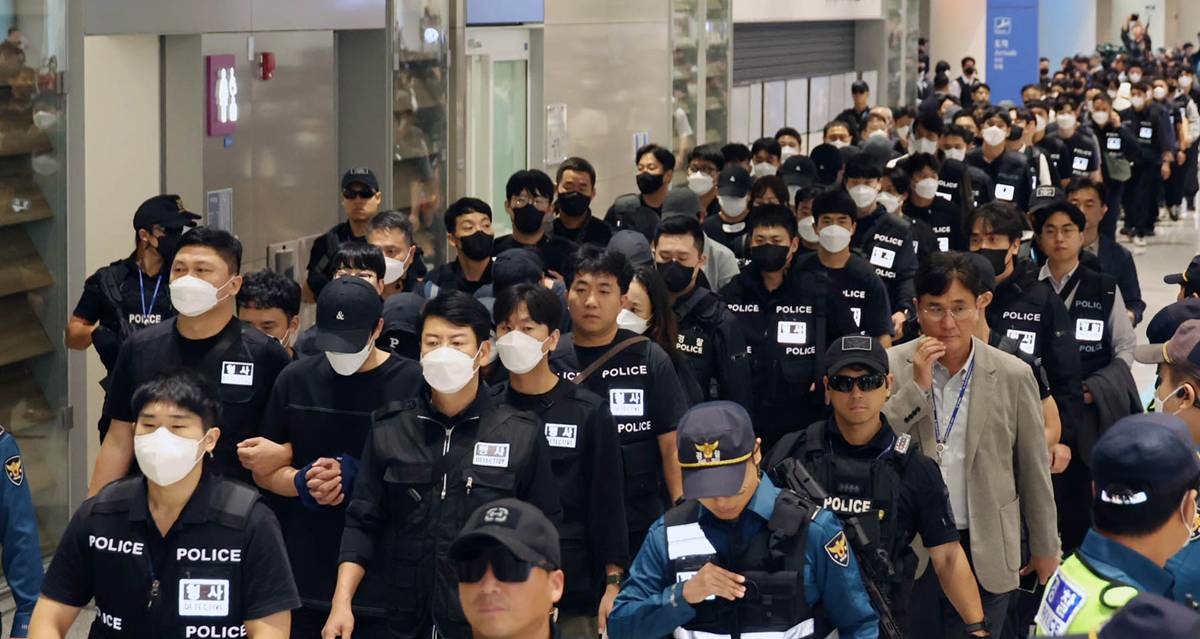 캄보디아 당국의 범죄단지 단속으로 적발돼 구금됐던 한국인들이 지난 18일 오전 인천국제공항 2터미널을 통해 송환되고 있다. 이번 송환 대상자들은 이른바 '웬치'로 불리는 캄보디아 범죄단지에서 보이스피싱이나 로맨스 스캠(사기) 등 범죄에 가담한 혐의를 받고 있다 / 뉴스1