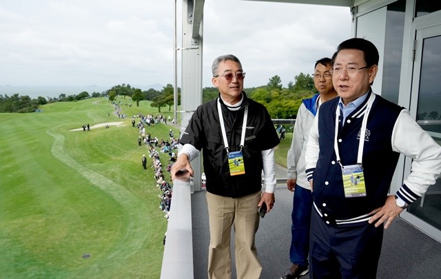 김영록 전라남도지사가 지난 18일 해남 파인비치CC에서 열리고 있는 ‘LPGA BMW 레이디스 챔피언십’ 대회장을 방문해, 대회 운영 상황을 살피고 있다.