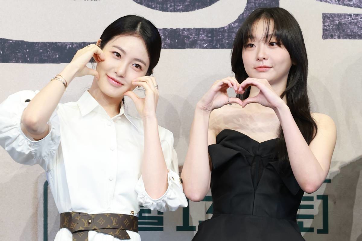 배우 신예은과 김다미(오른쪽)가 지난 9월 11일 오후 서울 구록 더링크서울 트리뷰트 포트폴리오 호텔에서 열린 JTBC 새 토일극 '백번의 추억' 제작발표회에서 포즈를 취하고 있다. ‘백번의 추억'은 1980년대, 100번 버스 안내양 영례(김다미 분)와 종희(신예은 분)의 빛나는 우정, 그리고 두 친구의 운명적 남자 재필(허남준 분)을 둘러싼 애틋한 첫사랑을 그린 뉴트로 청춘 멜로드라마다 / 뉴스1