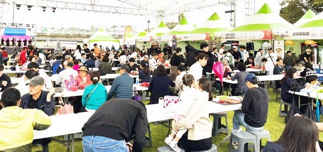 장성 황룡강 가을꽃축제가 열린 18일, 우천에도 향토식당에 많은 인파가 몰렸다. 장성군 제공