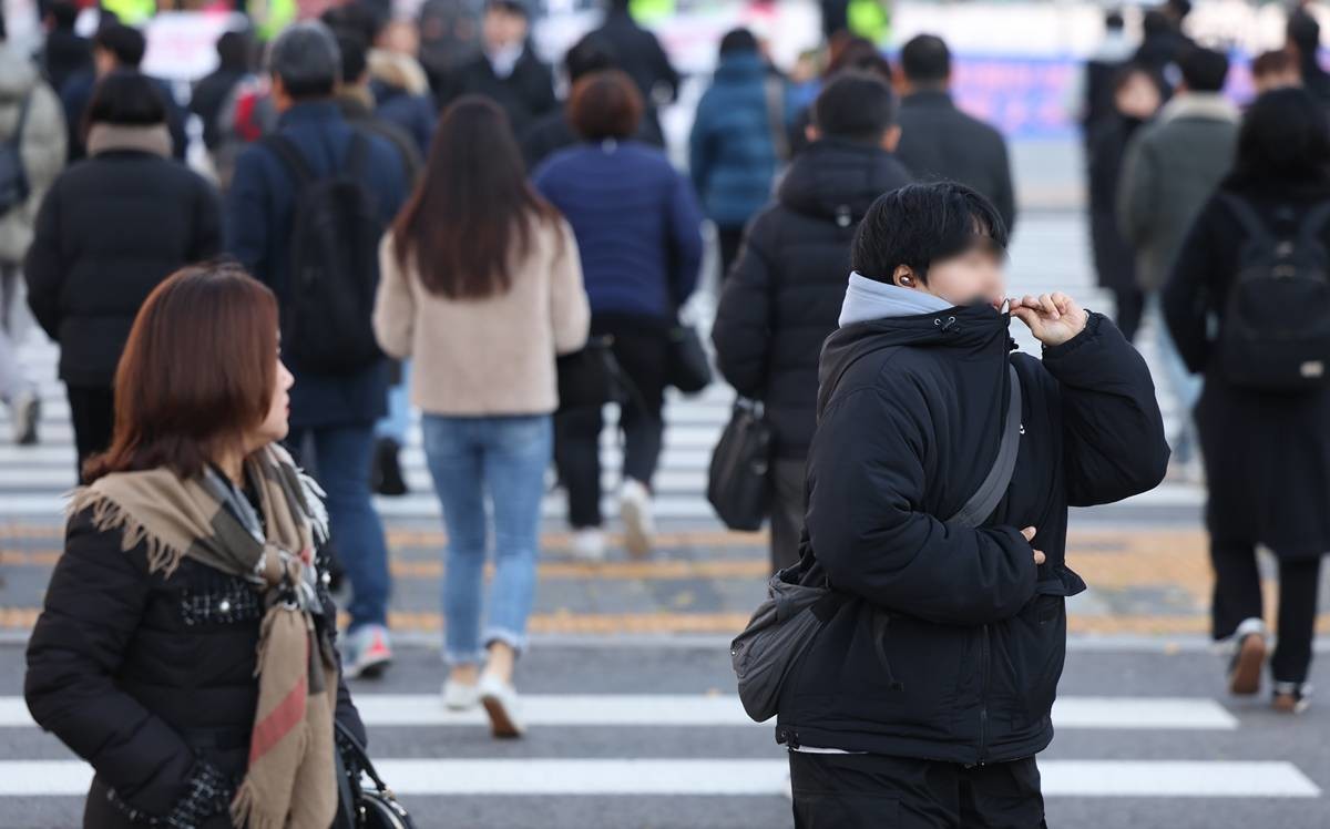 초겨울 추위가 기승을 부리는 출근길. 자료 사진 / 뉴스1
