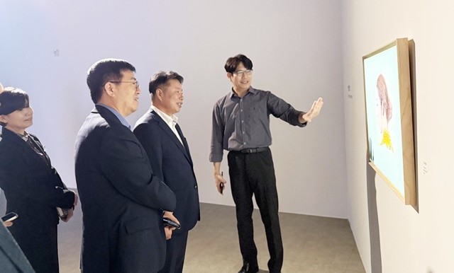 이호범 화순 부군수와 임지락 도의원이 박형오 작가의 설명과 함께 작품을 감상하고 있다.