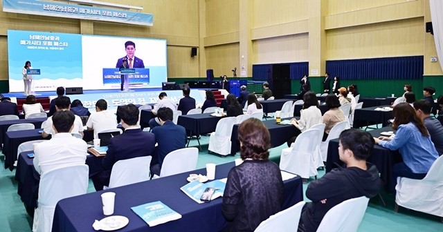 17일 순천 어울림체육센터에서 열린 ‘남해안남중권 메가시티 포럼’에 전남·경남 등 9개 지자체 공무원, 전문가, 시민들이 참석해 생활권 기반의 광역 발전 전략을 논의했다.
