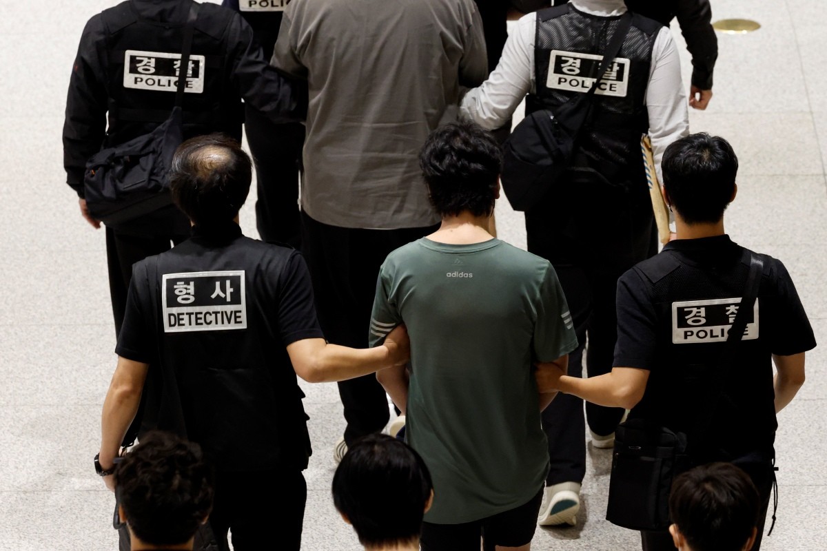 지난 18일 캄보디아 당국의 범죄단지 단속으로 적발돼 구금됐던 한국인들이 인천국제공항 2터미널을 통해 송환됐다. 이번 송환 대상자들은 이른바 '웬치'로 불리는 캄보디아 범죄단지에서 보이스피싱이나 로맨스 스캠(사기) 등 범죄에 가담한 혐의를 받고 있다. / 뉴스1