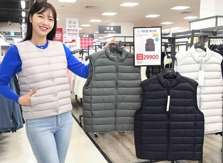 홈플러스에서 덕다운 경량 베스트를 2만 9900원에 판매한다. / 홈플러스