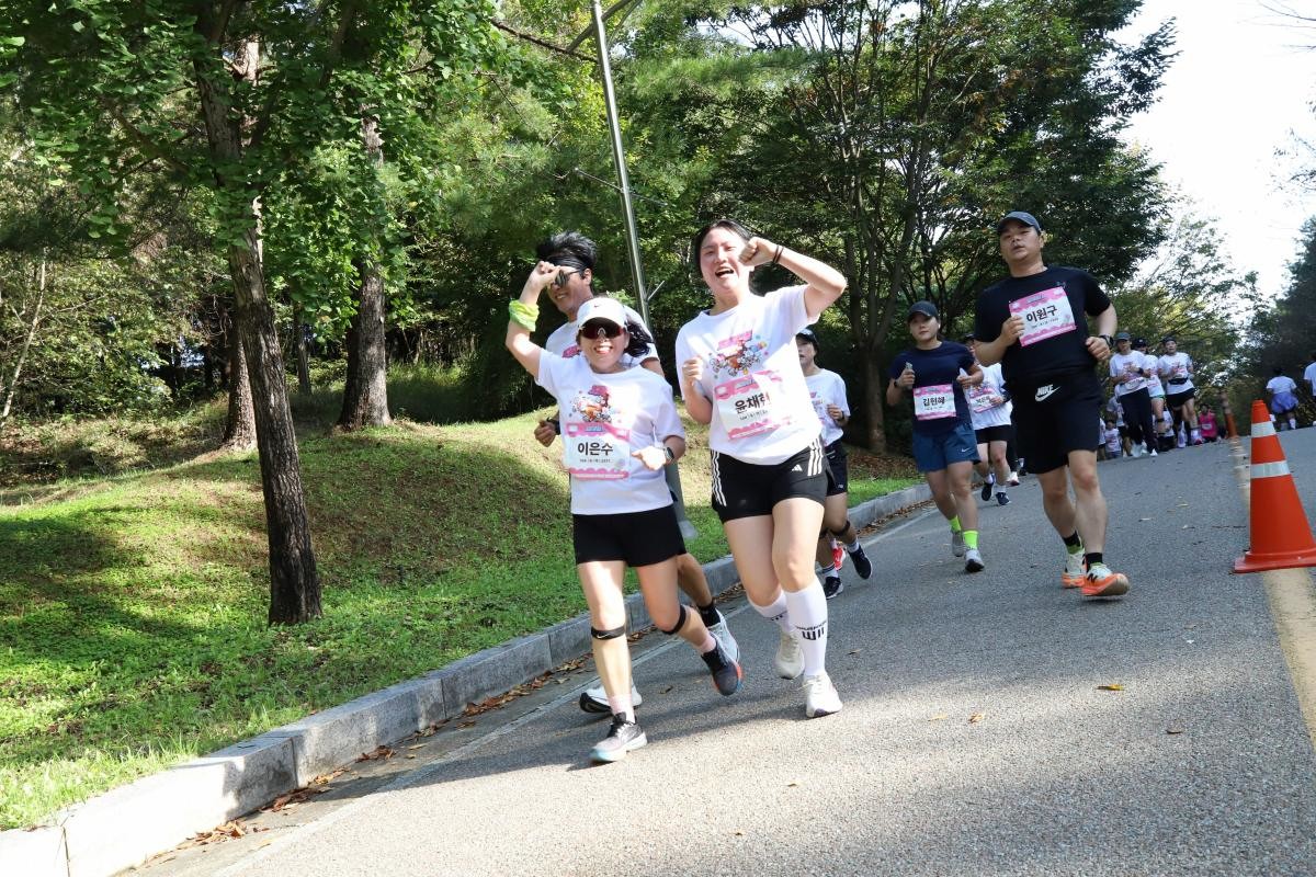 지난 19일 민관 협력 이색 러닝 이벤트 ‘천안 꽈자런 2025’가 지난 19일 독립기념관 일원에서 열렸다. / 천안시