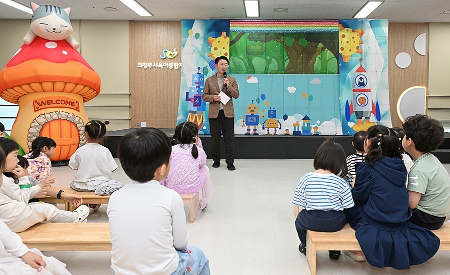 김동근 시장이 10월 18일 ‘유-잼데이 U-jjam Day(의정부시 영유아 재미 놀이터)’ 행사에 참석해 인사말을 하고 있다