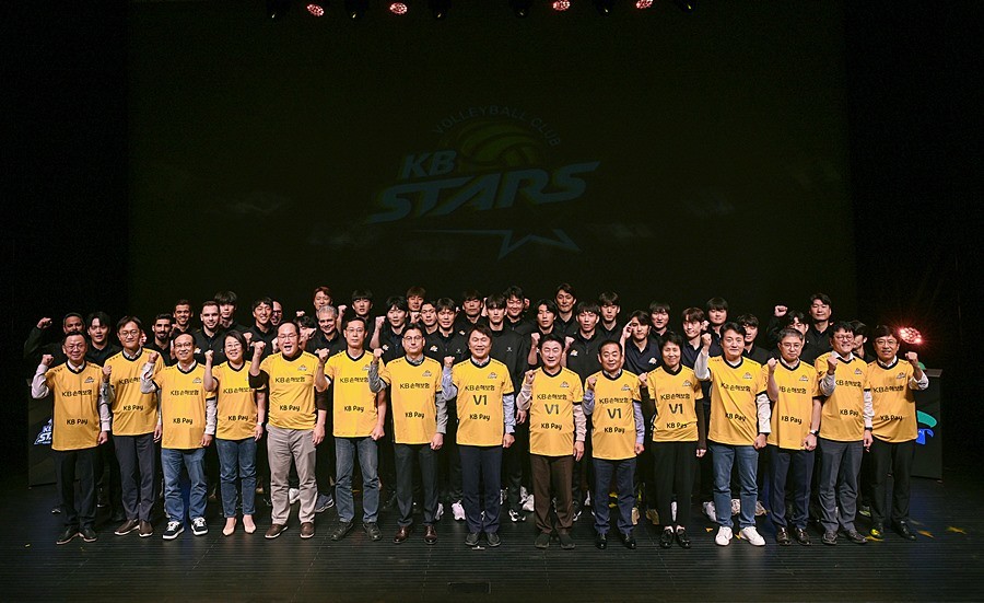 김동근 시장이 10월 18일 KB손해보험 스타즈 배구단의 2025-26 V리그 출정식에서 참석자들과 기념사진을 찍고 있다