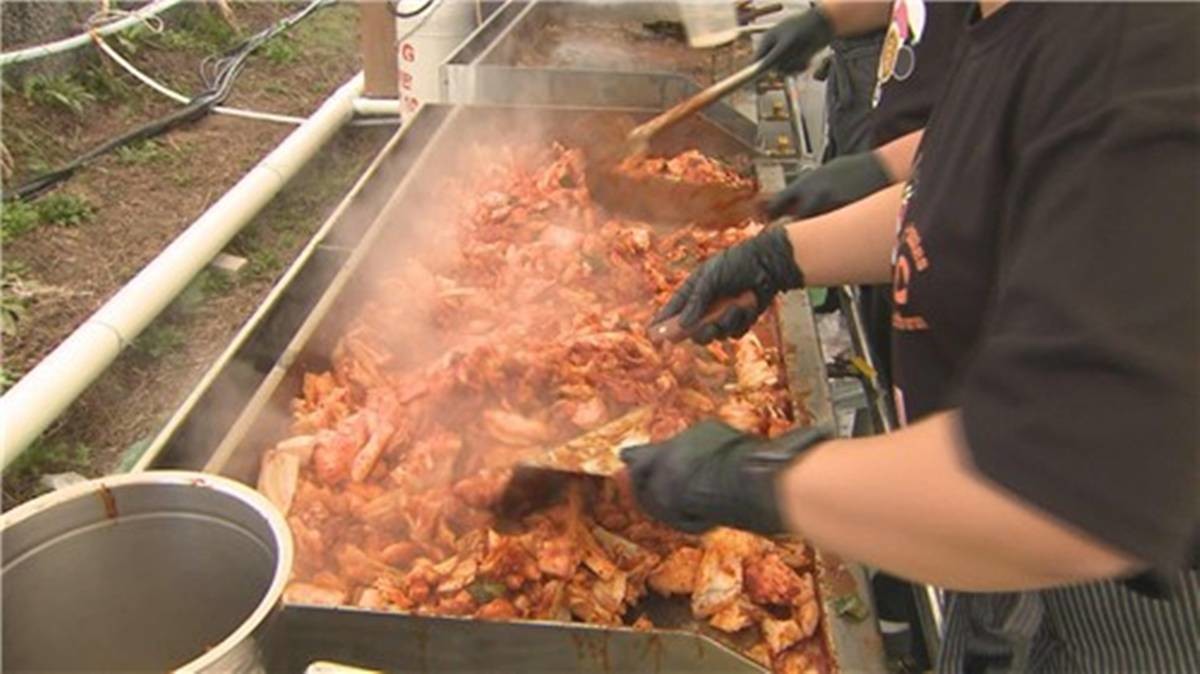 춘천 축제장에서 요리하는 닭갈비 / 춘천시 제공, 연합뉴스