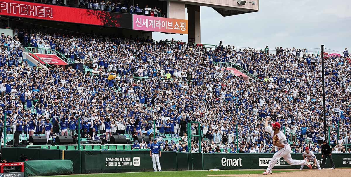 9일 오후 인천 SSG 랜더스필드에서 열린 프로야구 2025 신한 SOL뱅크 KBO 준플레이오프 1차전 삼성 라이온즈와 SSG 랜더스의 경기, 관중들이 열띤 응원을 펼치고 있다. / 뉴스1