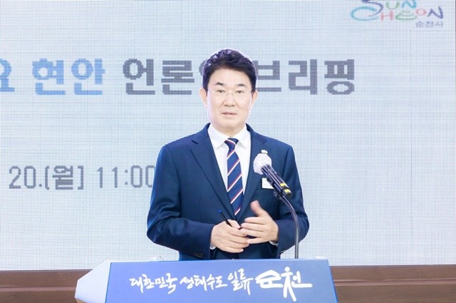 노관규 순천시장이 20일 시청 소회의실에서 열린 주요 현안 언론인 브리핑에서 발언하고 있다.