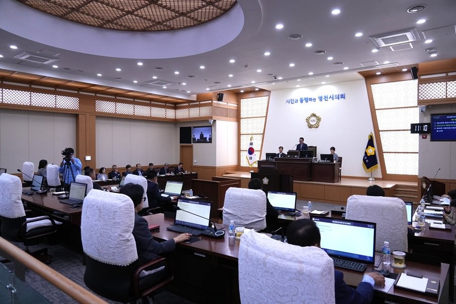 영천시의회는 20일부터 31일까지 12일간의 일정으로 제248회 임시회를 개회하며 본격적이 의사일정에 돌입했다. 사진은 제248회 임시회 1차 본회의가 열린 회의장 모습 / 영천시의회 제공