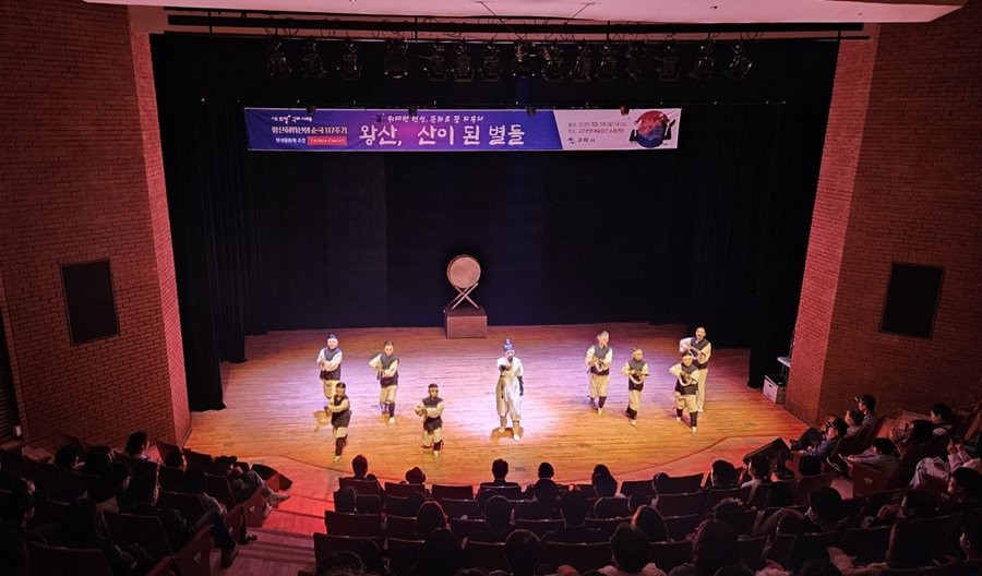 지난 19일 구미시 문화예술회관 소공연장에서 창작뮤지컬 ‘왕산, 산이 된 별들’ 공연이 펼쳐지고 있다. / 구미시 제공