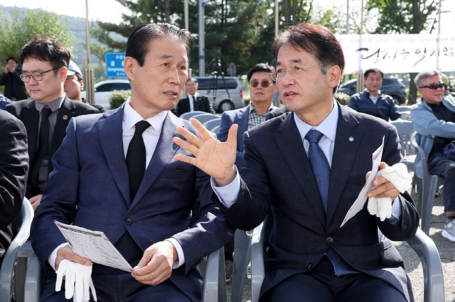 ‘2025 CALL HERO 필리핀 참전영웅 호명추모식’에서 권오을 국가보훈부 장관(왼쪽)과 이야기를 나누고 있는 이동환 고양특례시장(오른쪽